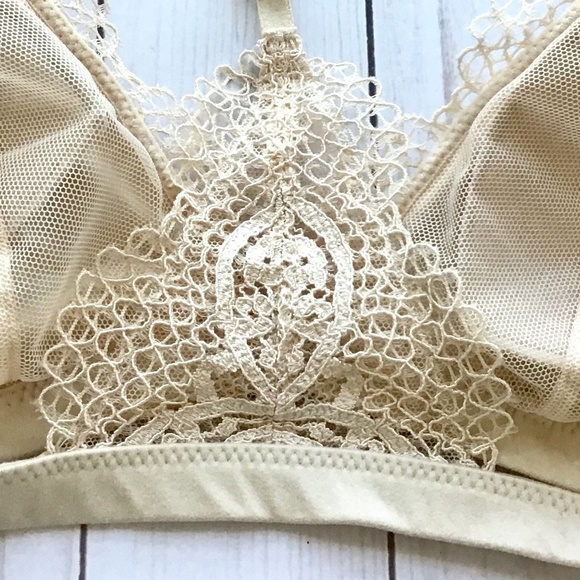 2/$25❤ NWT Victoria's Secret Crochet Lace Bralette - Picture 3 of 3